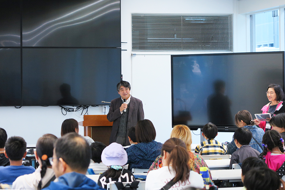 開会式で挨拶する佐藤教授・理工学教育（STEM）センター長.jpg