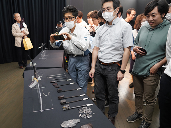 写真6_日本刀鑑賞の様子②.jpg
