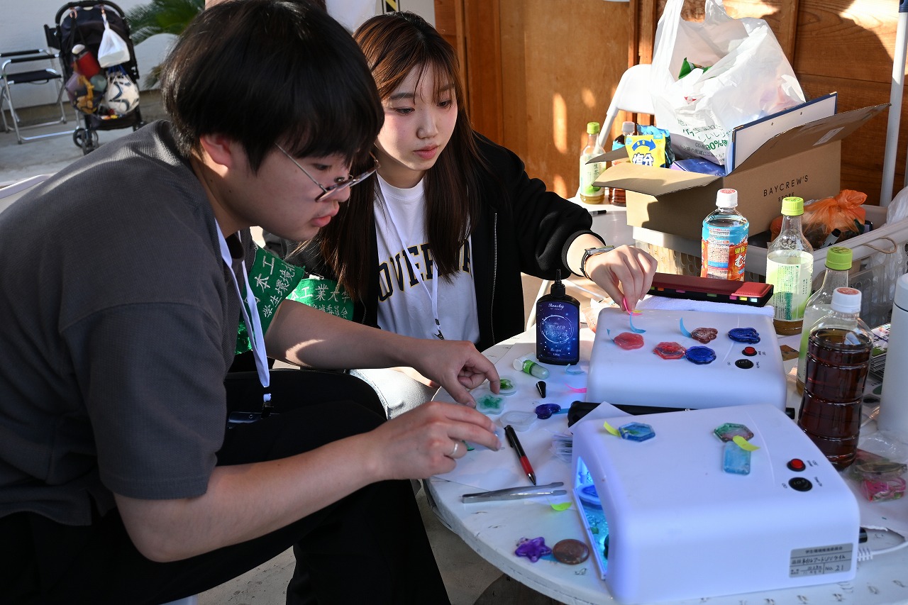レジン硬化と仕上げ作業を行う学生DSC_1314.jpg