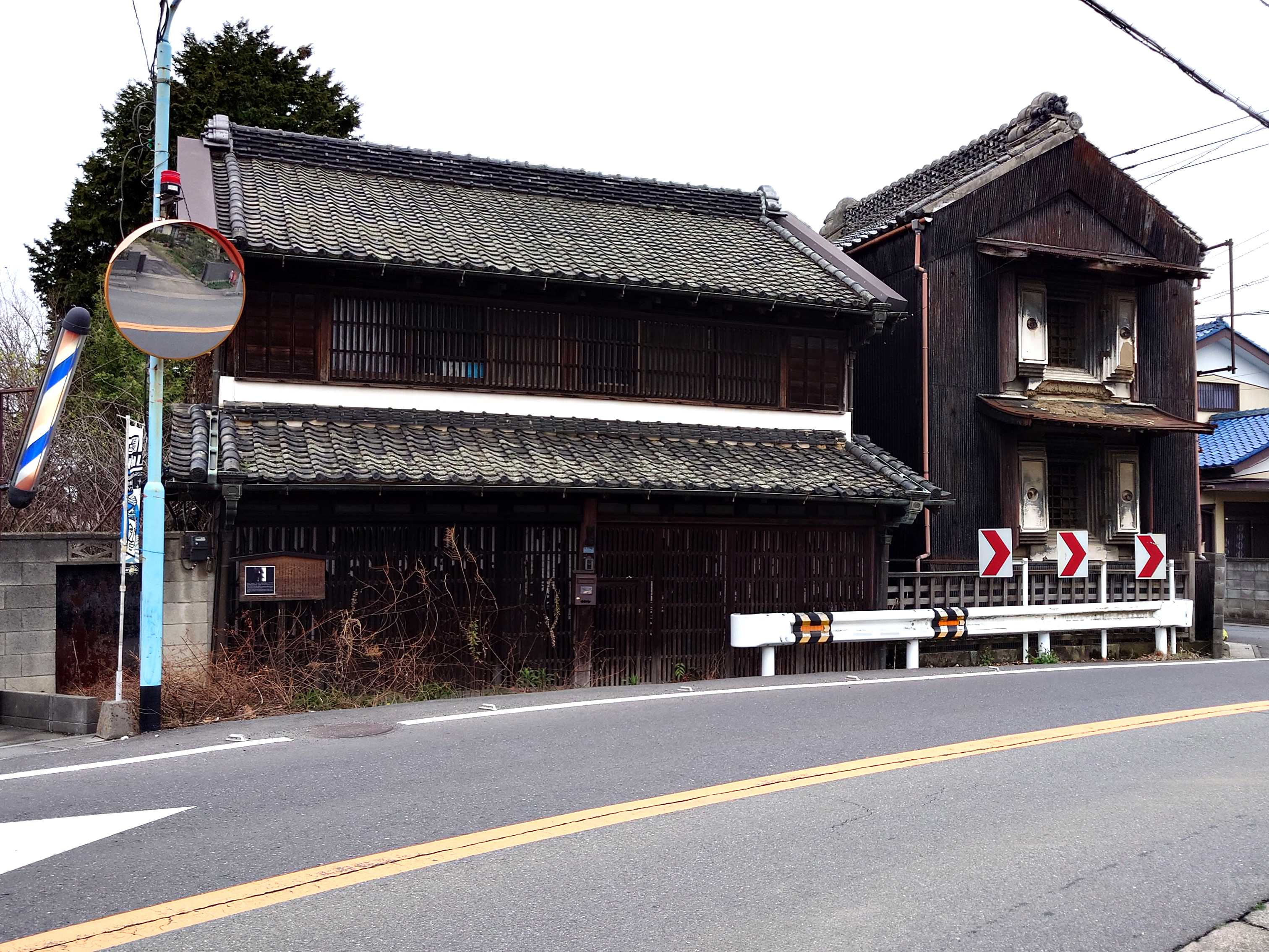 現在の角穀(左:主屋 右:袖蔵).jpg