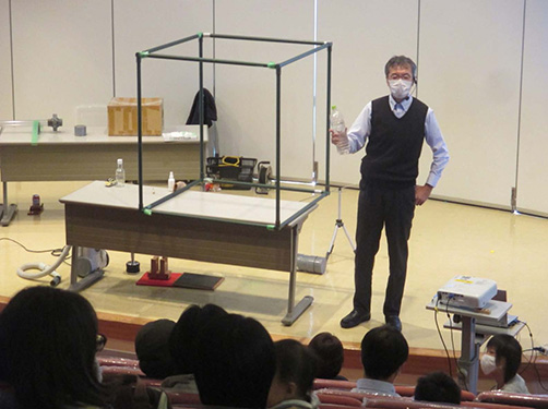 空気の重さについて解説する服部教授