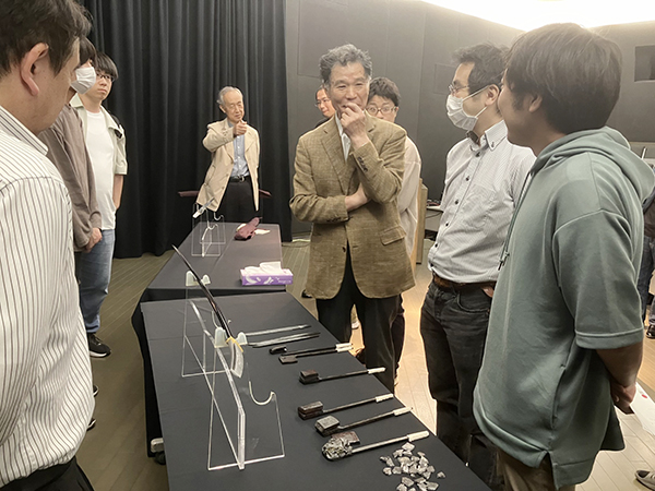 写真5_日本刀鑑賞の様子①.jpg