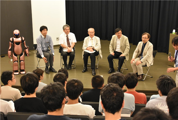 総合討論(左から)ヒューマノイドロボット“ニコット君”、秋元氏、中里氏、藤江氏、寺田氏、大西氏