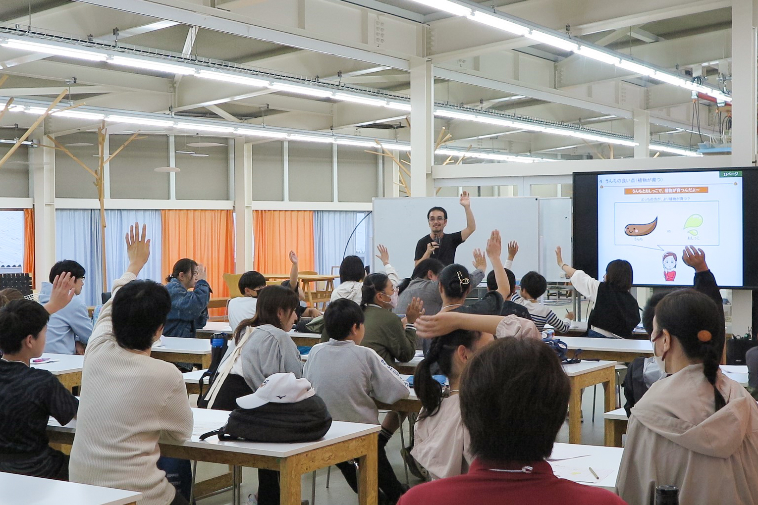 環境講演会を担当した建築学科生活環境デザインコースの樋口先生.jpg