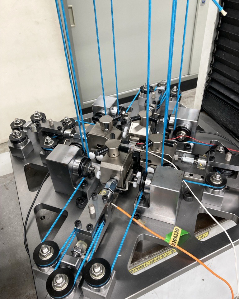HP受賞した装置「ロープ式十字形二軸引張試験機」.jpg