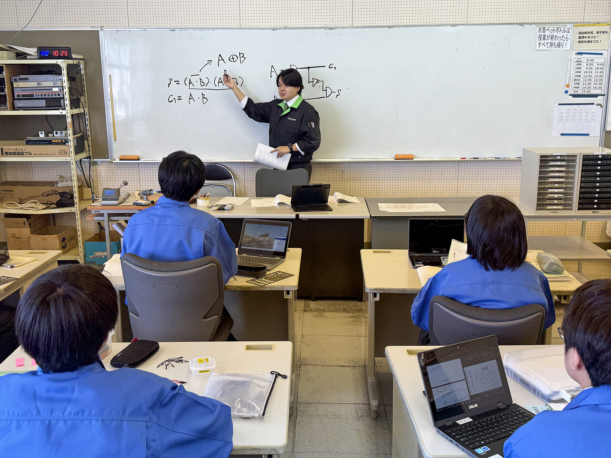 非常勤講師をしている大学院学生写真.jpg