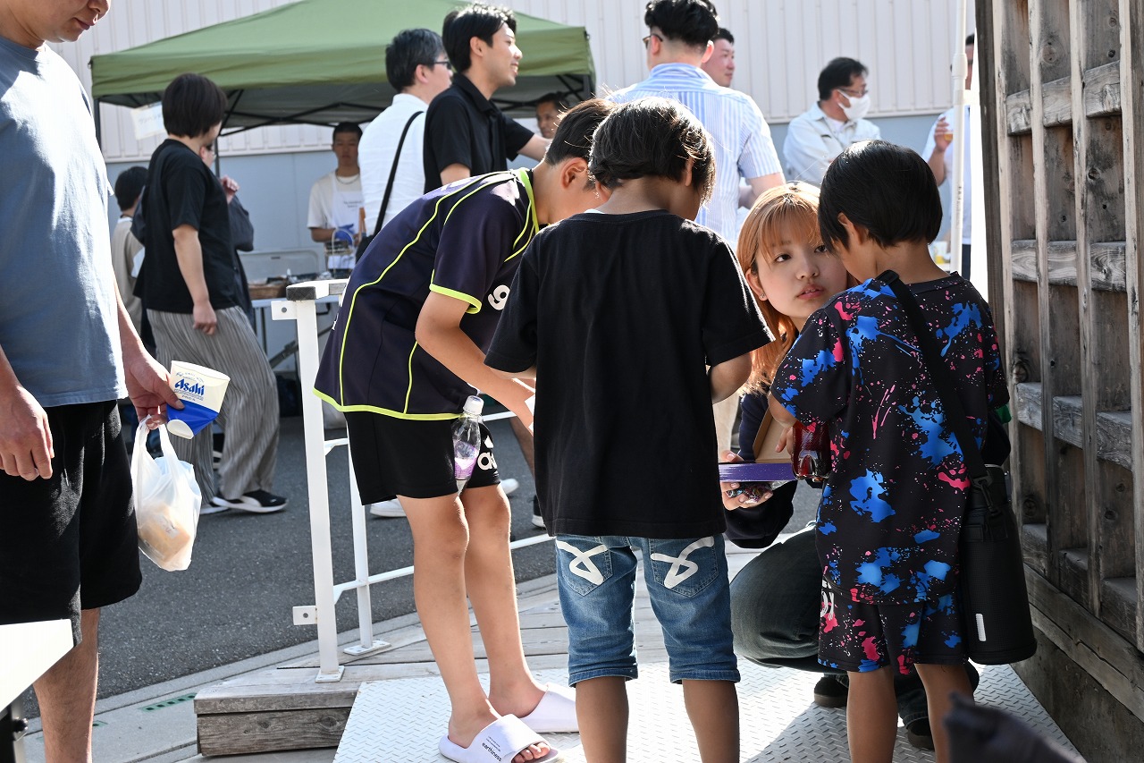 子ども達に案内をする学生DSC_1282.jpg