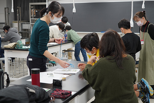 「骨伝導スピーカー」を製作している様子