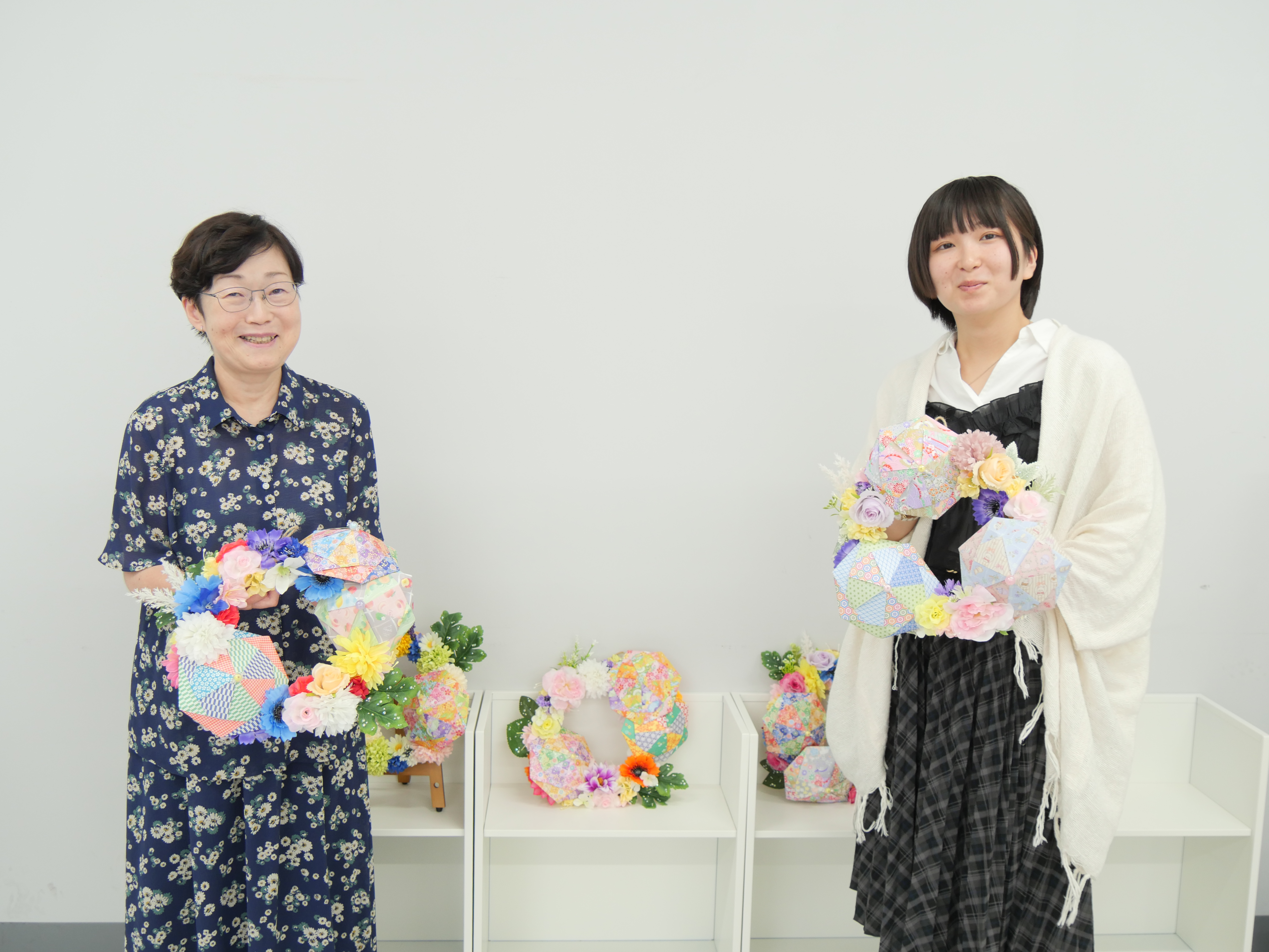 5）アレンジメント製作者の学生と野口祐子教授_HP学生企画食事会.JPG
