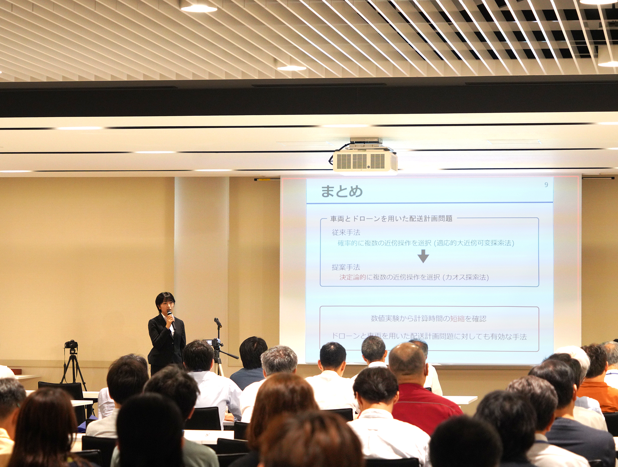 03会場の様子と小竹さん.jpg