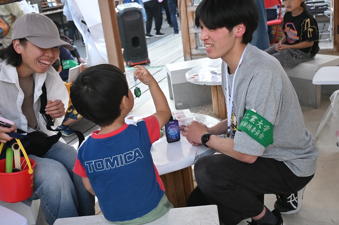 制作をサポートする学生 DSC_1317.jpg