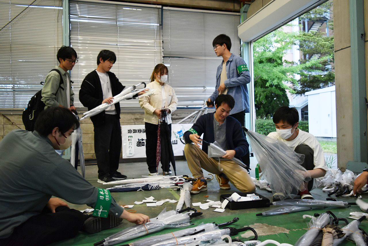 寄贈していただいた傘の運用準備.jpg