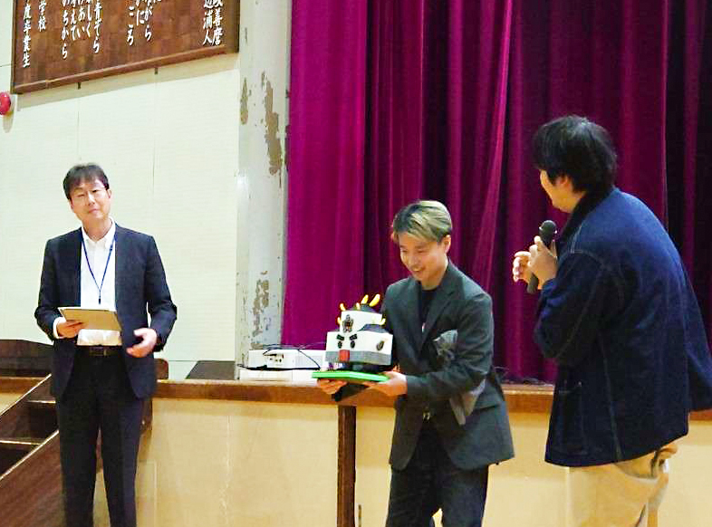 120周年記念集会での小学生へのお披露目の様子.jpg