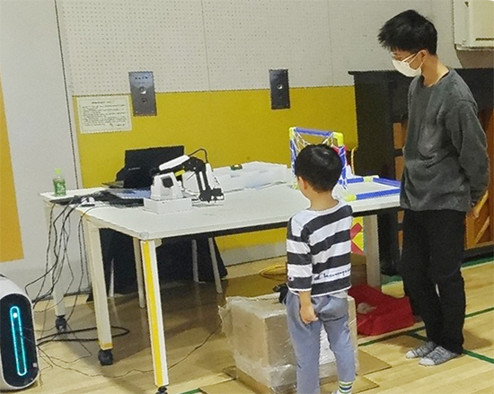 写真3 ロボットアームを操作する作品.jpg