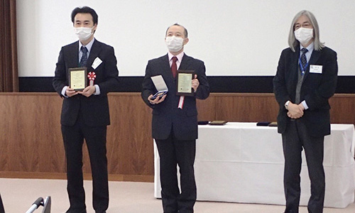 左:二ノ宮教授 中央:岩井教授 右:トライボコーティング技術研究会 大森会長