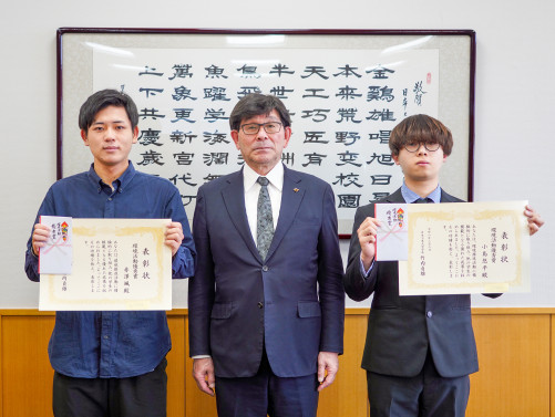 受賞の様子（3人）.jpg