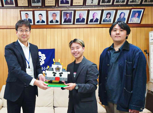 佐久間康弘校長（左）、 神戸祐帆さん（中央）と東海林歩さん（右）.jpg