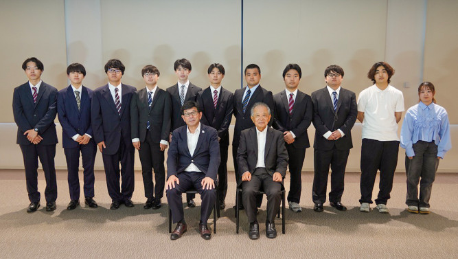 理事長、学長、発表者の学生達（トリミング横）.jpg